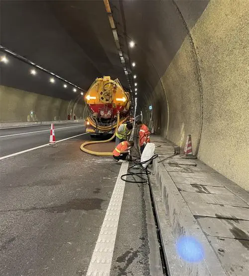 虹口隧道排水渠清淤